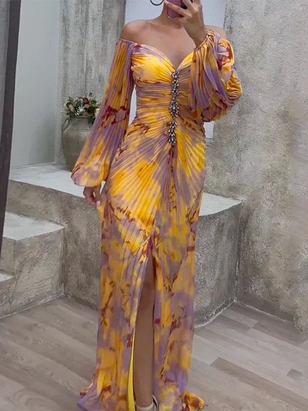 Luxuriöses Abendkleid mit Falten & Off-Shoulder für den Sommer – Gelb-Lila Print & Glitzer-Details