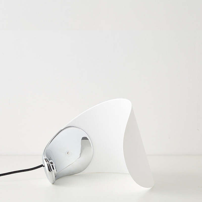 Designer Tischlampe „Halbmond“ – Modernes LED-Lichtobjekt im Mond-Design