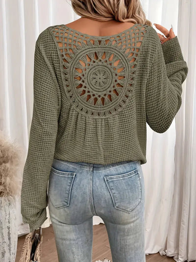 Arabella – Leichter Pullover mit Häkelrückendetail
