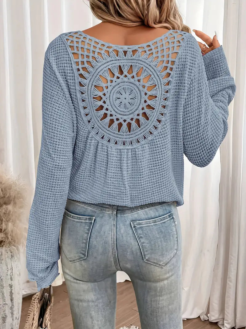 Arabella – Leichter Pullover mit Häkelrückendetail