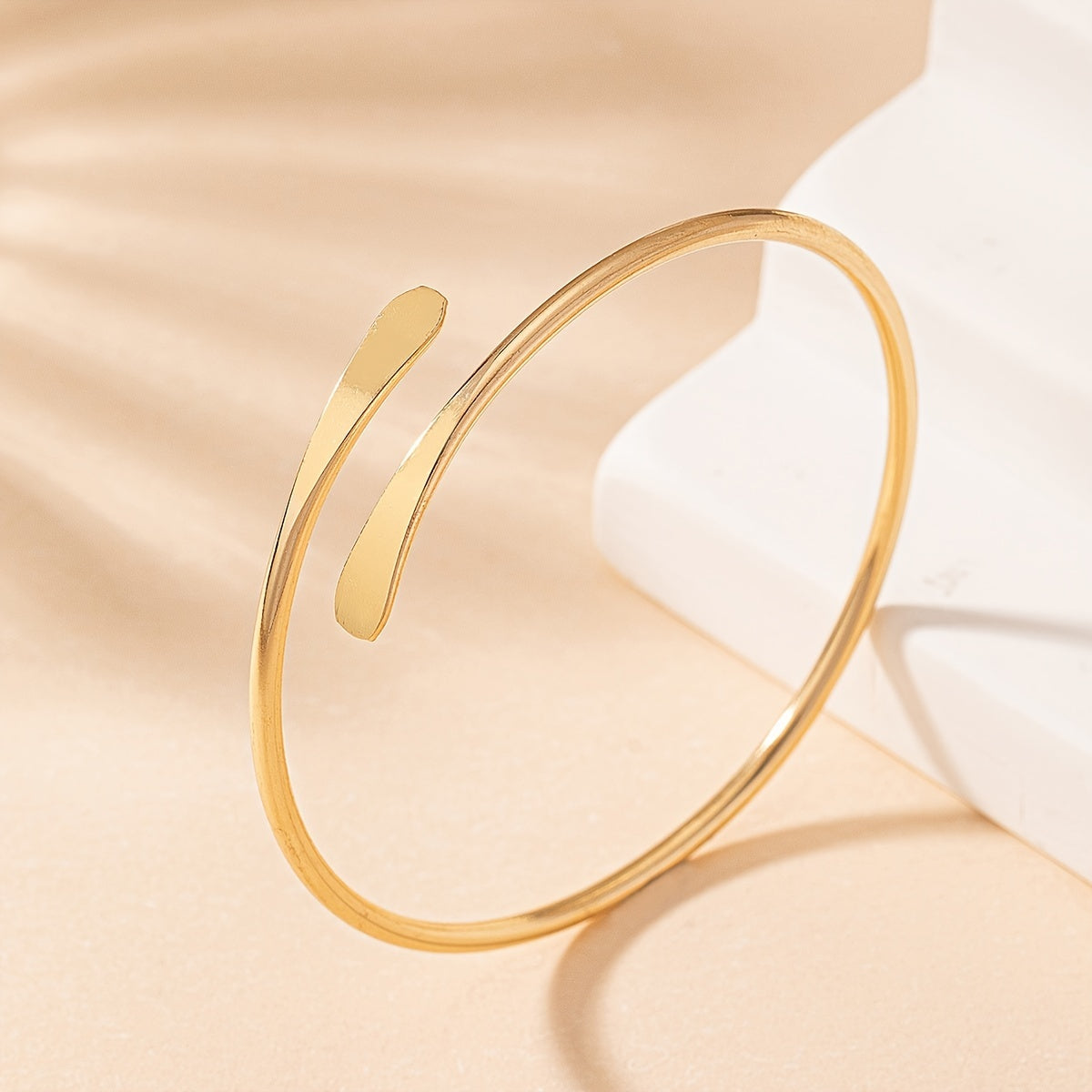 Seidener Bogen Minimalistischer Goldarmreif für lässigen Chic