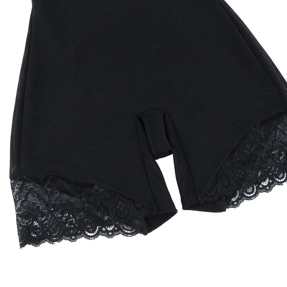 Shapewear-Body mit kurzen Beinen und V-Ausschnitt mit Spitzenbesatz