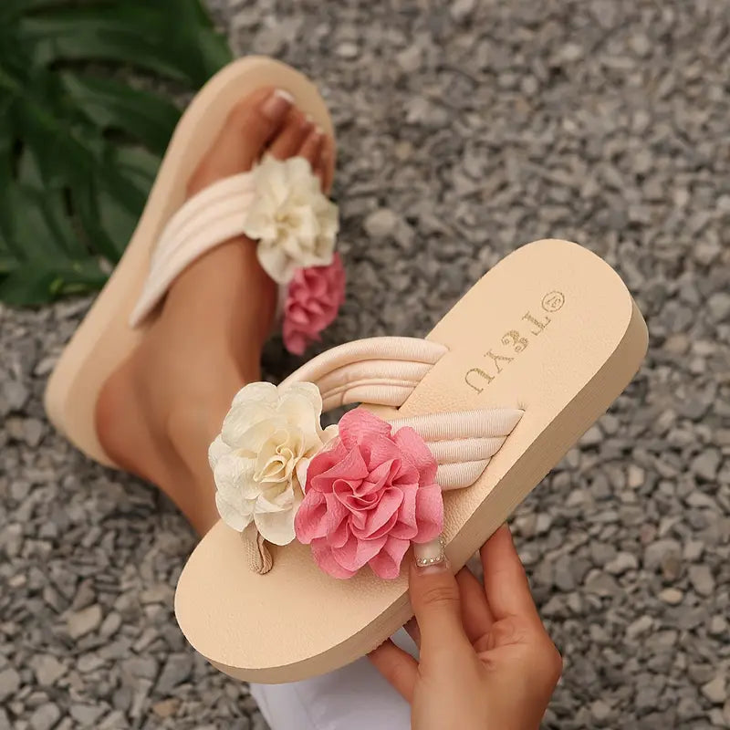 Dolly – Mehrfarbige Plateau-Flip-Flops mit Blumenmuster
