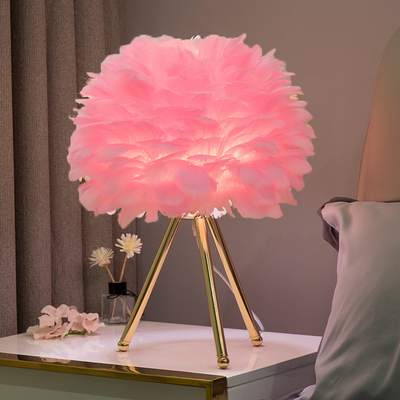 Designer Tischlampe mit Federschirm – Goldenes Stativ & Weiches Stimmungslicht