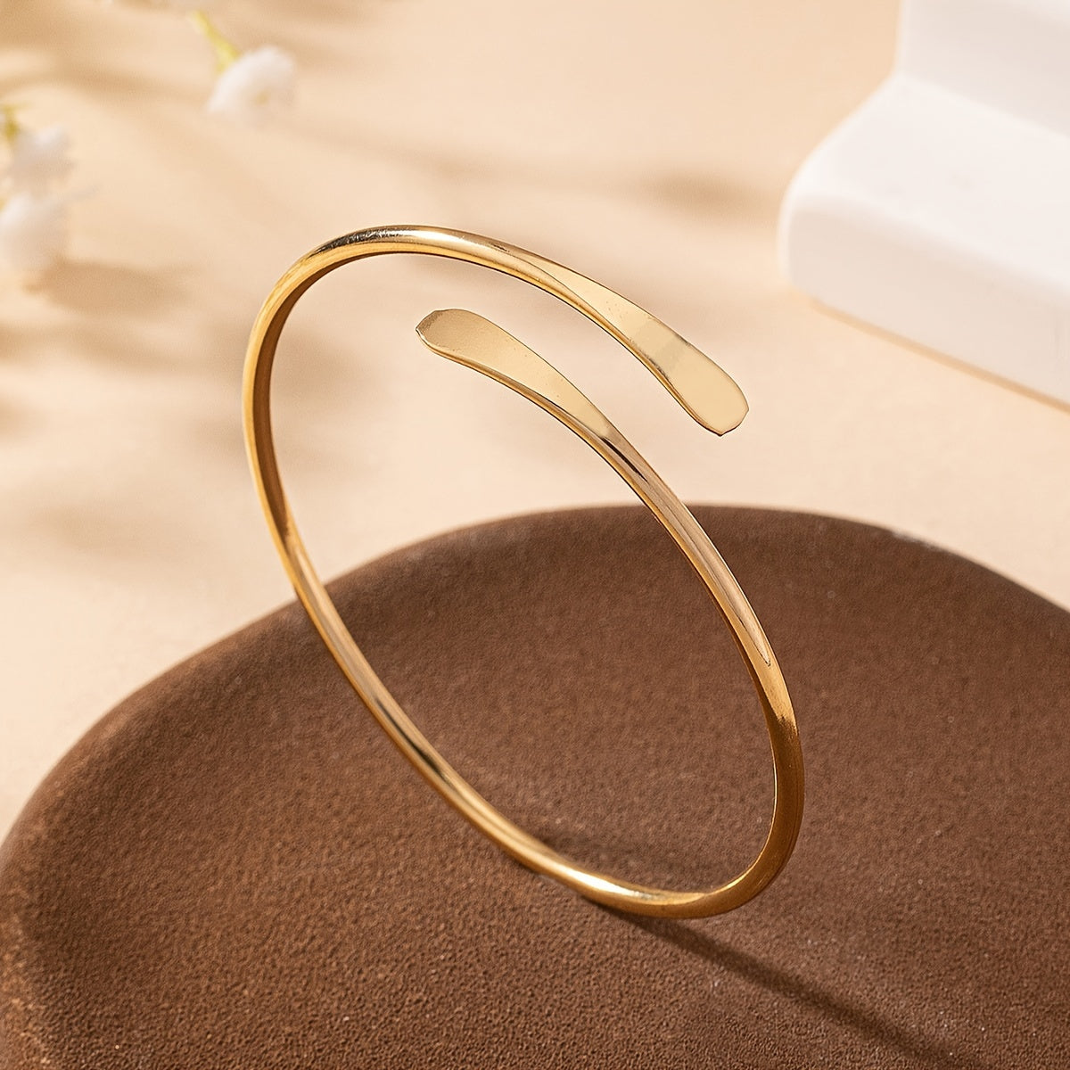 Seidener Bogen Minimalistischer Goldarmreif für lässigen Chic