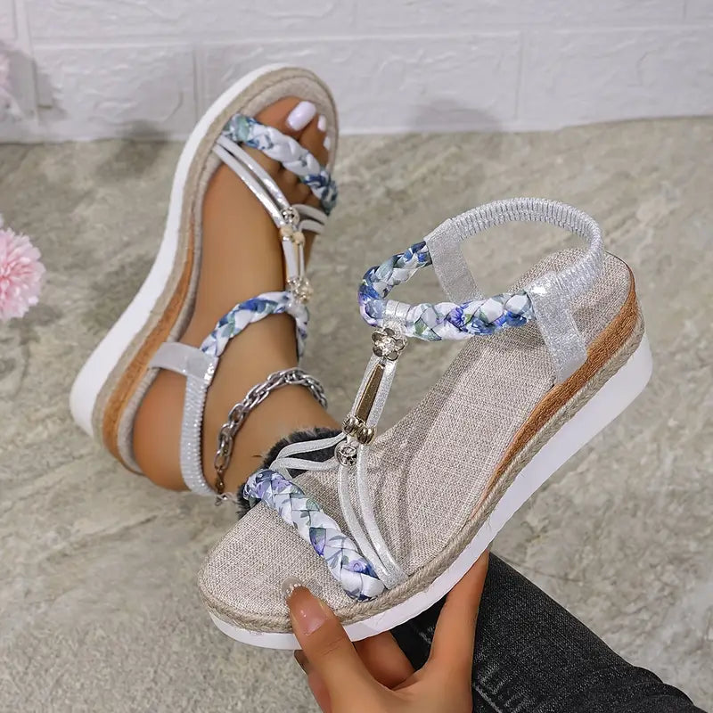 Mirabel – Boho-Plateausandalen mit geflochtenem Anhänger