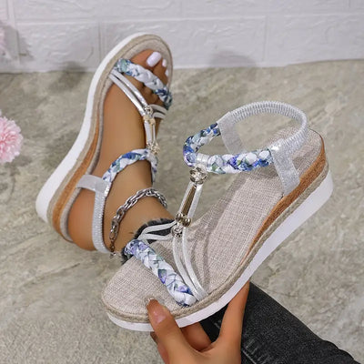 Mirabel – Boho-Plateausandalen mit geflochtenem Anhänger