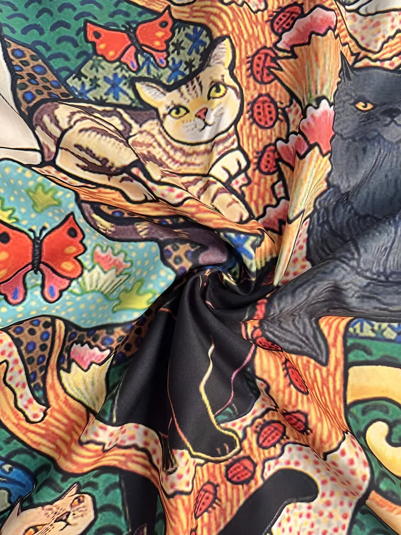 Noemia | verspieltes und buntes top mit katze und schmetterling