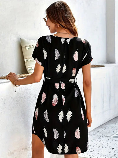 Jodi – Schwarzes Minikleid mit Federprint und Gürtel