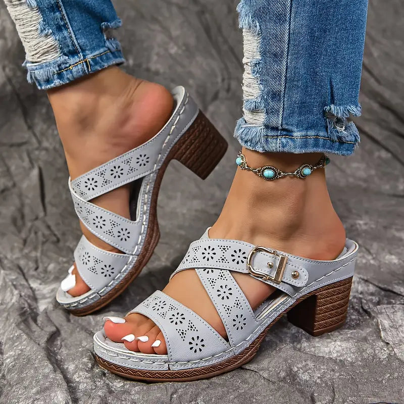 Solienne – Stilvolle Slip-On-Sandalen mit Cut-Out und Blockabsatz