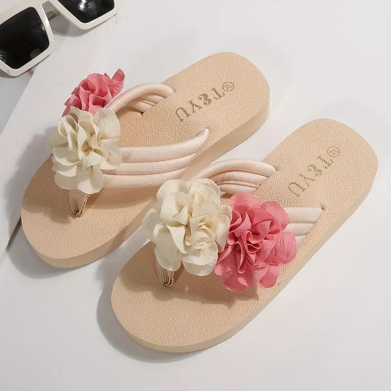 Dolly – Mehrfarbige Plateau-Flip-Flops mit Blumenmuster