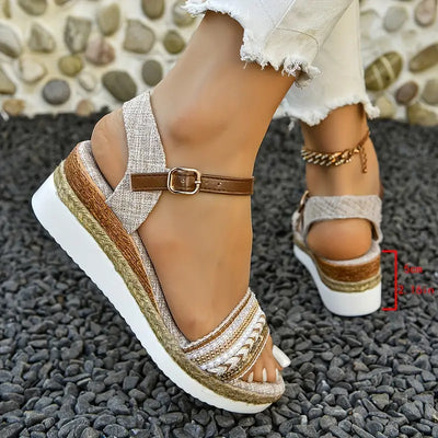 Iscelyn – Boho Plateau-Sandalen mit Knöchelriemen
