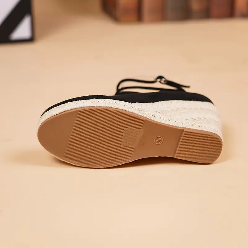 Leija – Schwarze Espadrilles mit Keilabsatz und Knöchelriemen