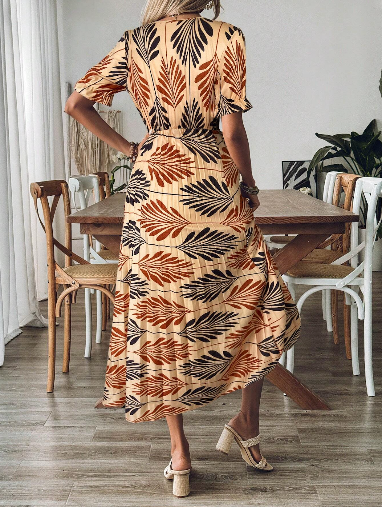 Genina – Plissiertes Midikleid mit tropischem Blätterprint