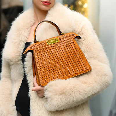 Estelle | Elegante geflochtene Handtasche mit Drehverschluss & goldenen Details