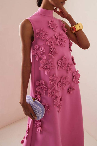 Luxuriöses Maxikleid für Damen mit floralem Design - elegantes Neckholderkleid, sommerlich und stylisch