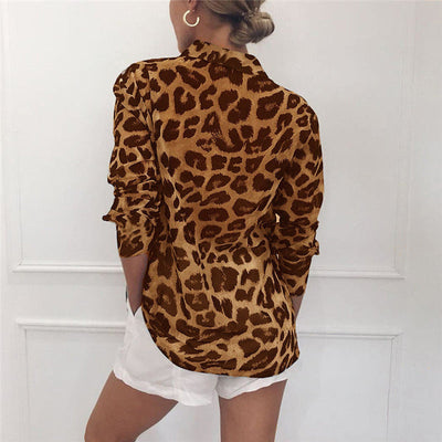 Daniela – stylische bluse mit leopardenmuster, langen armeln und umschlagkragen