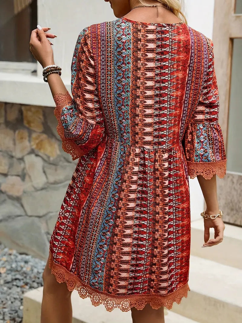 Mindy – Stilvolles Minikleid mit V-Ausschnitt und Boho-Print
