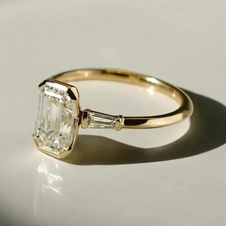 Eleganter Ring mit weißem Kristall im Vintage-Stil