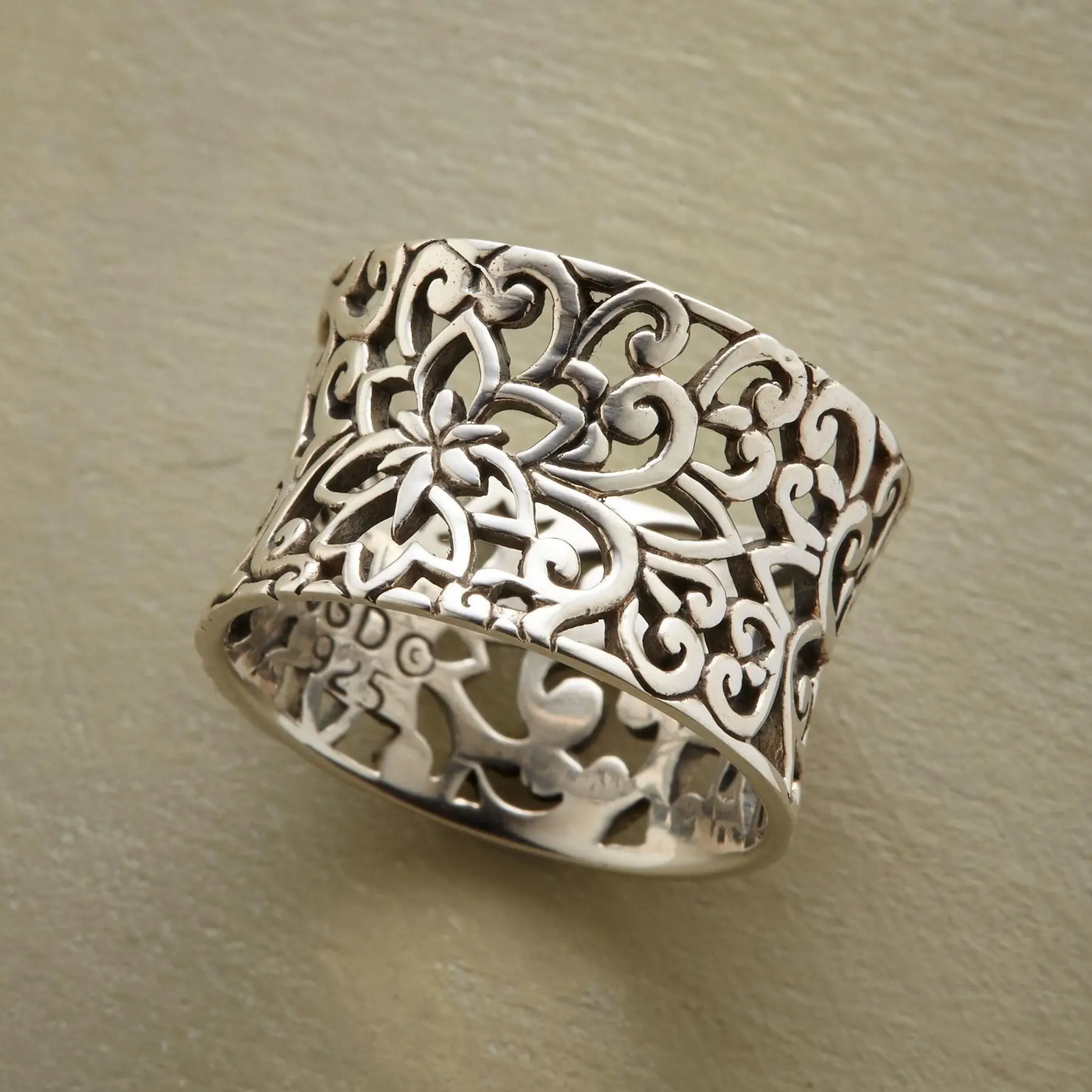 Bonnie – Vintage-Hohlring aus Silber
