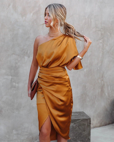 One-Shoulder Satinkleid – Drapiertes Midikleid mit Schlitz & figurbetonter Taille