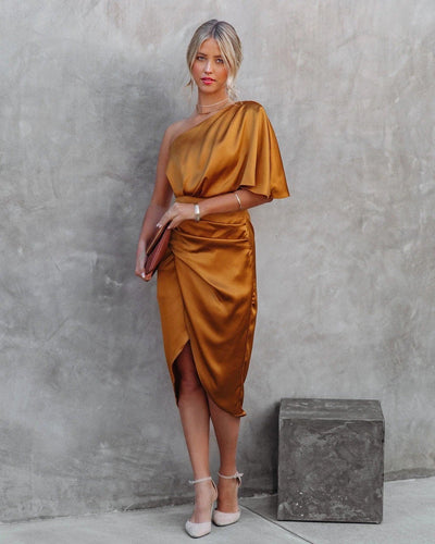 One-Shoulder Satinkleid – Drapiertes Midikleid mit Schlitz & figurbetonter Taille