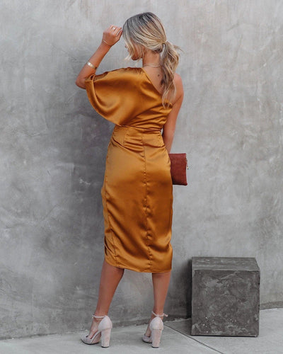 One-Shoulder Satinkleid – Drapiertes Midikleid mit Schlitz & figurbetonter Taille
