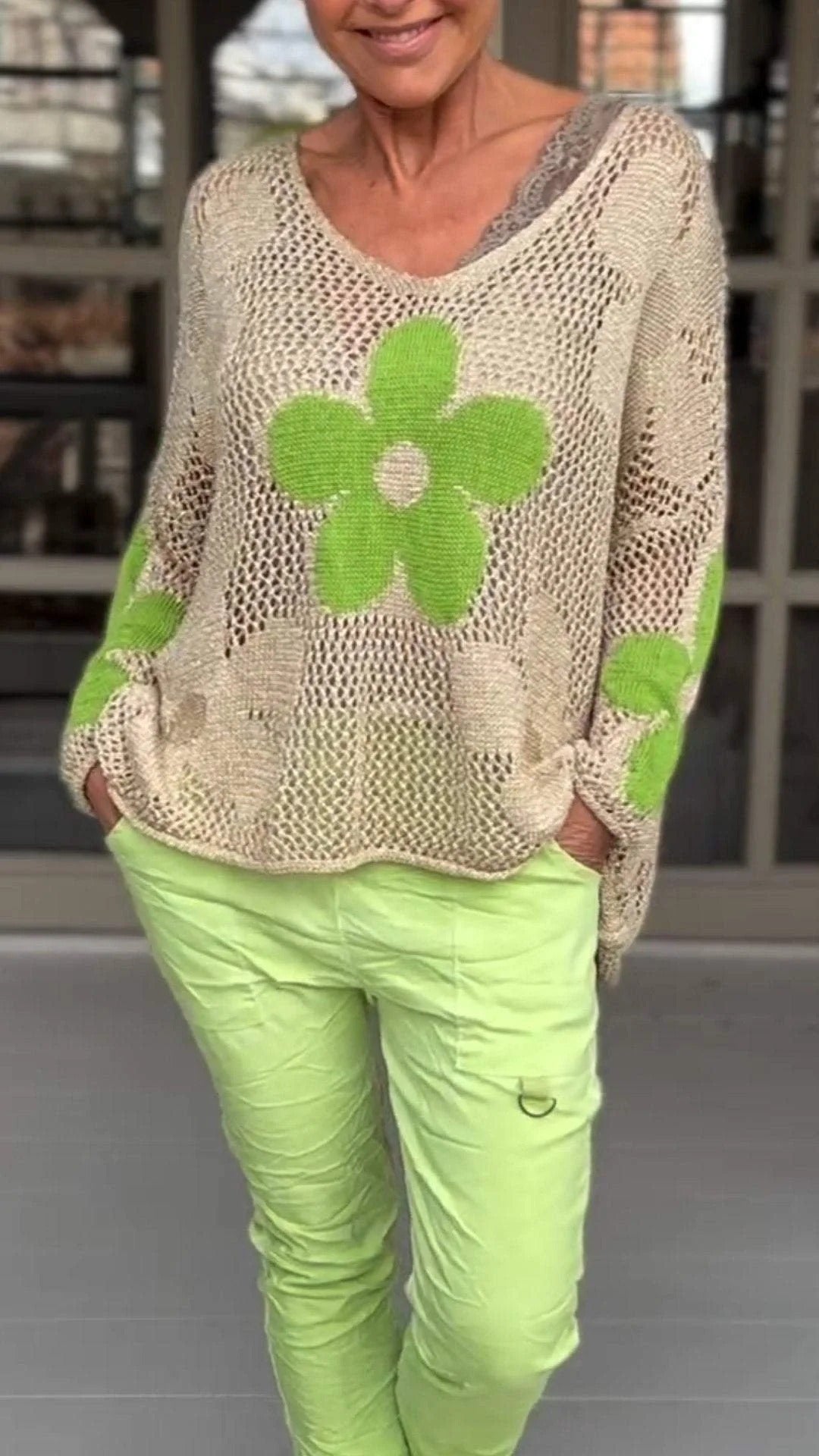 V-Ausschnitt-Strickbluse mit Blumenmuster