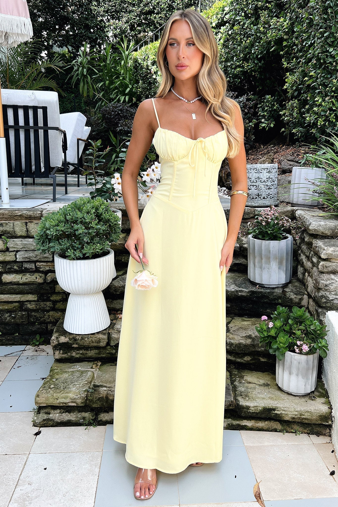 Ärmelloses Maxikleid mit Schnür-Detail – Elegant & Fließend