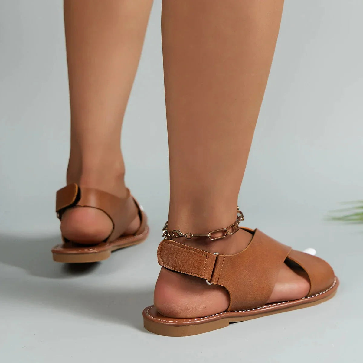 Thealyn – Minimalistische flache Ledersandalen