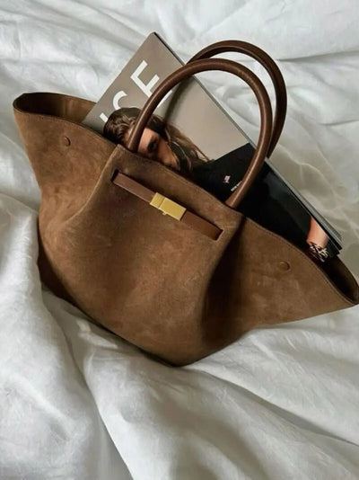 Melany | Strukturierte Tote Bag aus braunem Wildleder mit goldfarbenem Verschluss, Tragegriff & Schulterriemen