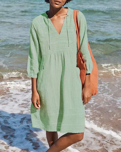 Plony – Leichtes Strandkleid aus strukturierter Baumwolle mit V-Ausschnitt