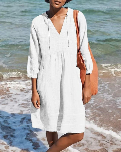 Plony – Leichtes Strandkleid aus strukturierter Baumwolle mit V-Ausschnitt