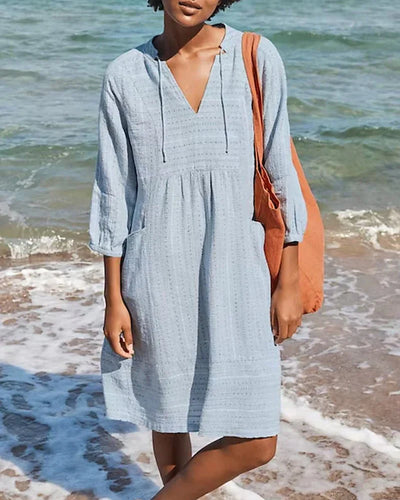 Plony – Leichtes Strandkleid aus strukturierter Baumwolle mit V-Ausschnitt