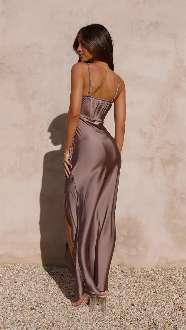 Schlichtes Maxikleid – Satinkleid mit Spaghettiträgern & hohem Schlitz