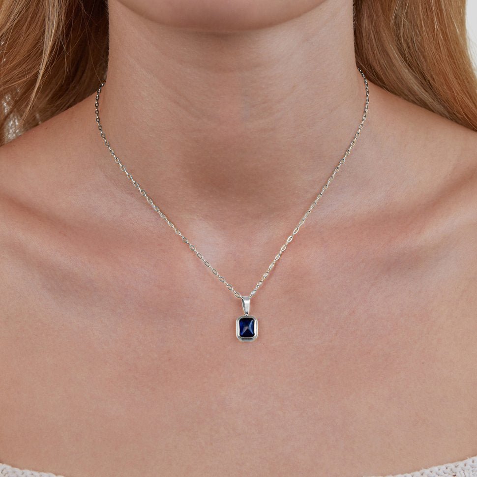 Ocean Blue – Silberne Halskette mit Anhänger in Ozeanblau