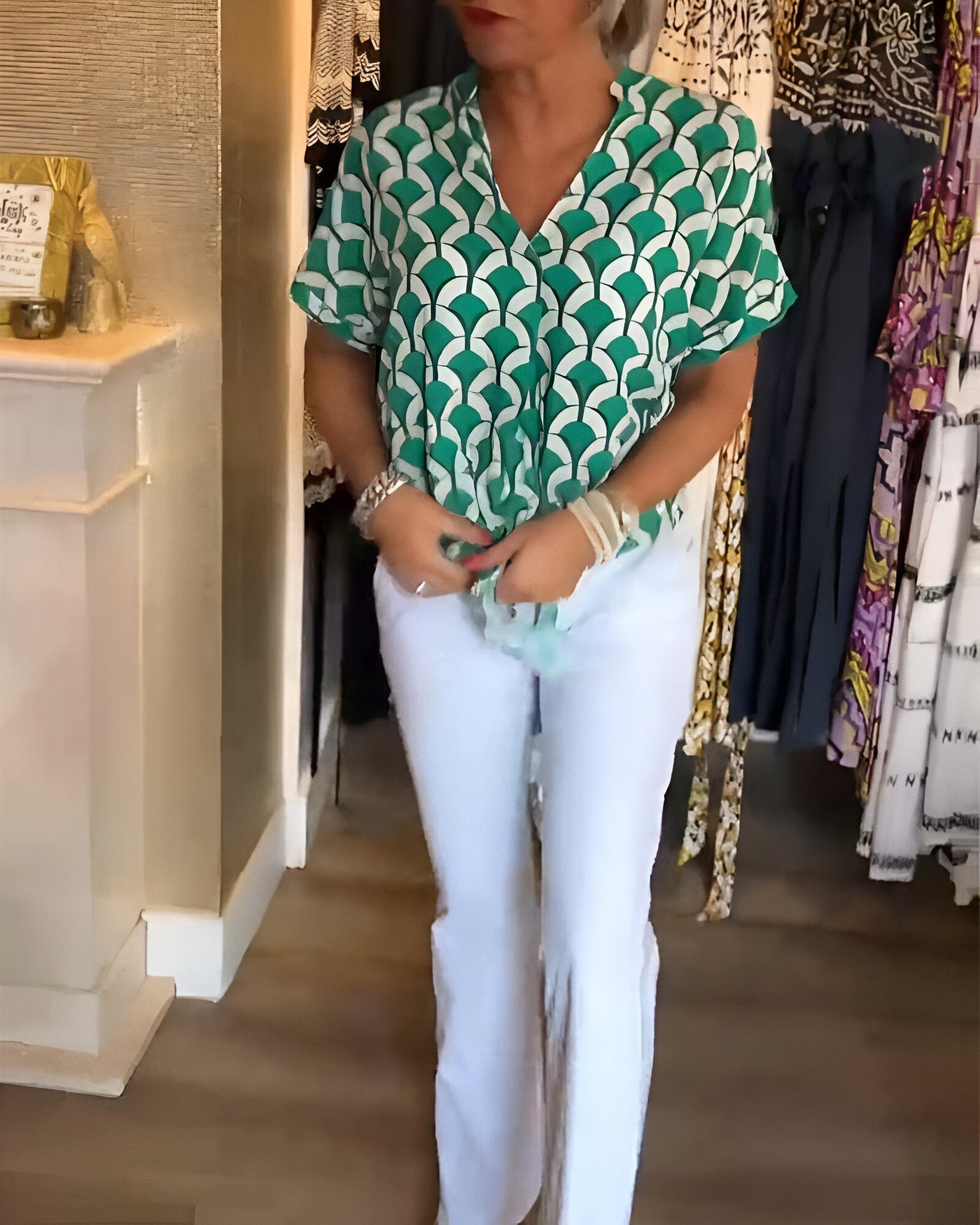 Blanka – bedruckte bluse mit kurzen armeln und v-ausschnitt
