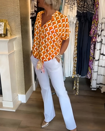Blanka – bedruckte bluse mit kurzen armeln und v-ausschnitt