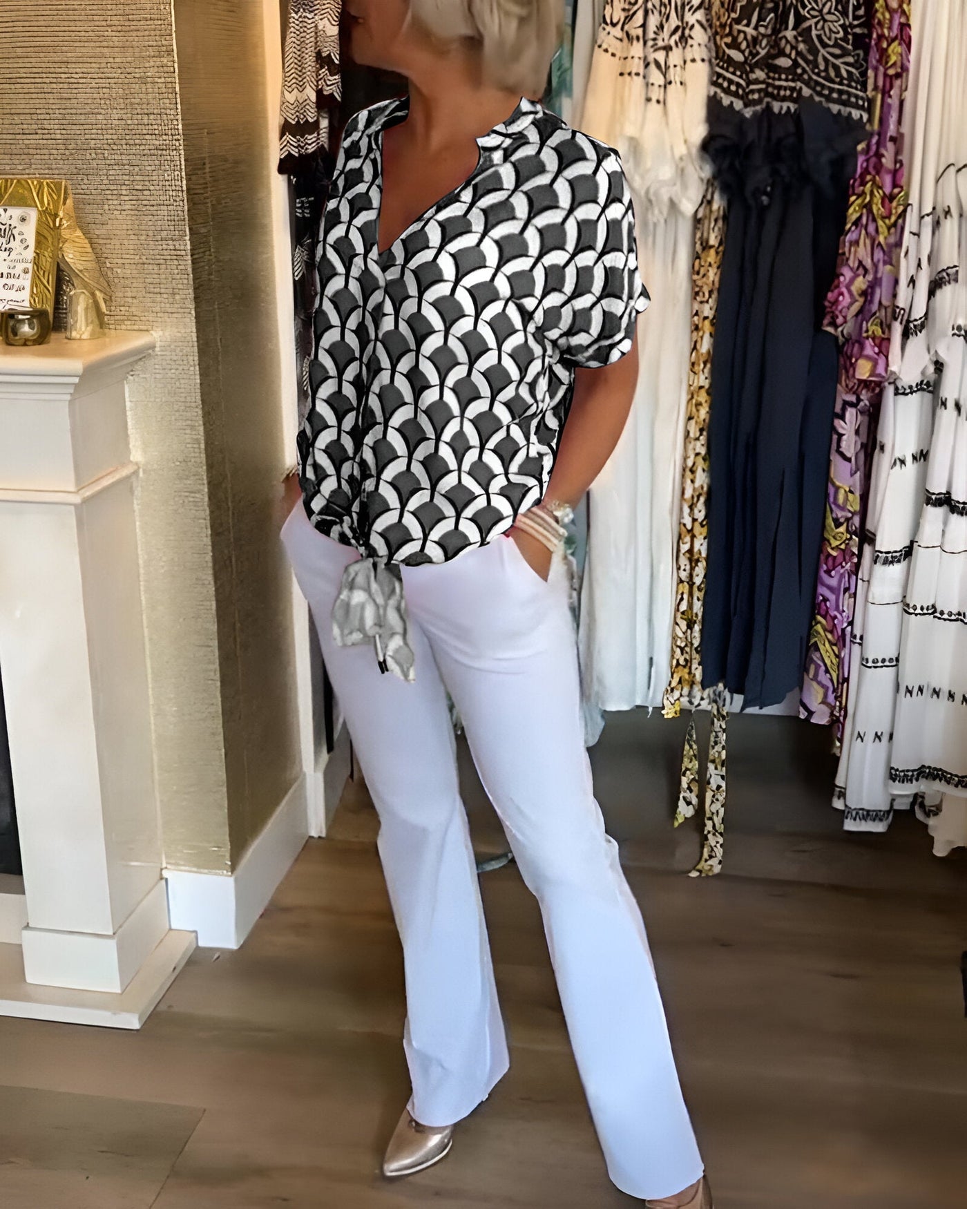 Blanka – bedruckte bluse mit kurzen armeln und v-ausschnitt