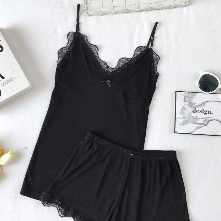 Damenpyjama aus Baumwolle mit Spitzenbesatz und V-Ausschnitt