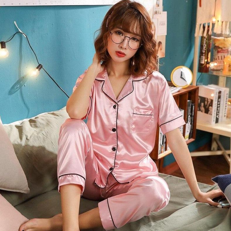 Damenpyjama aus Satinmaterial mit kurzen Armen und langen Beinen