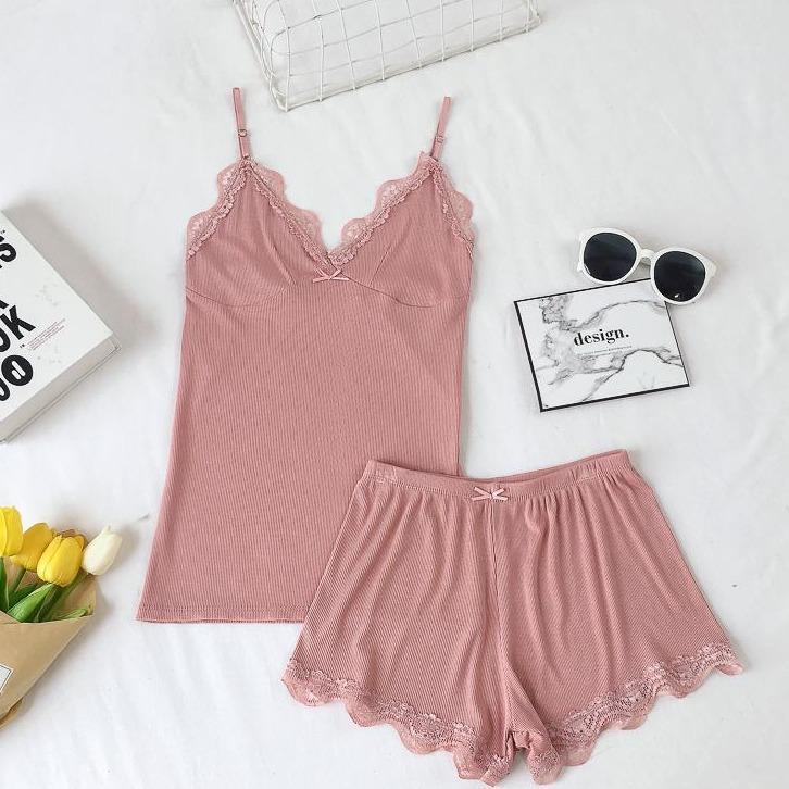 Damenpyjama aus Baumwolle mit Spitzenbesatz und V-Ausschnitt