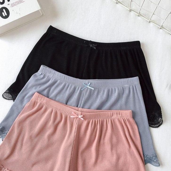 Damenpyjama aus Baumwolle mit Spitzenbesatz und V-Ausschnitt