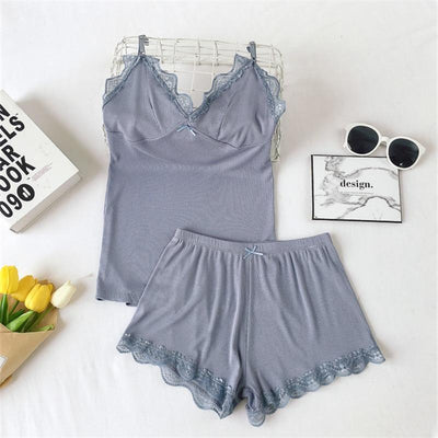 Damenpyjama aus Baumwolle mit Spitzenbesatz und V-Ausschnitt