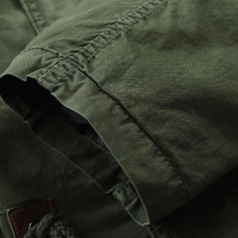 Herrentrenchcoat mit Kapuze und mehreren Taschen