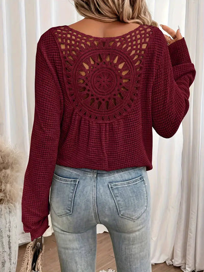 Arabella – Leichter Pullover mit Häkelrückendetail
