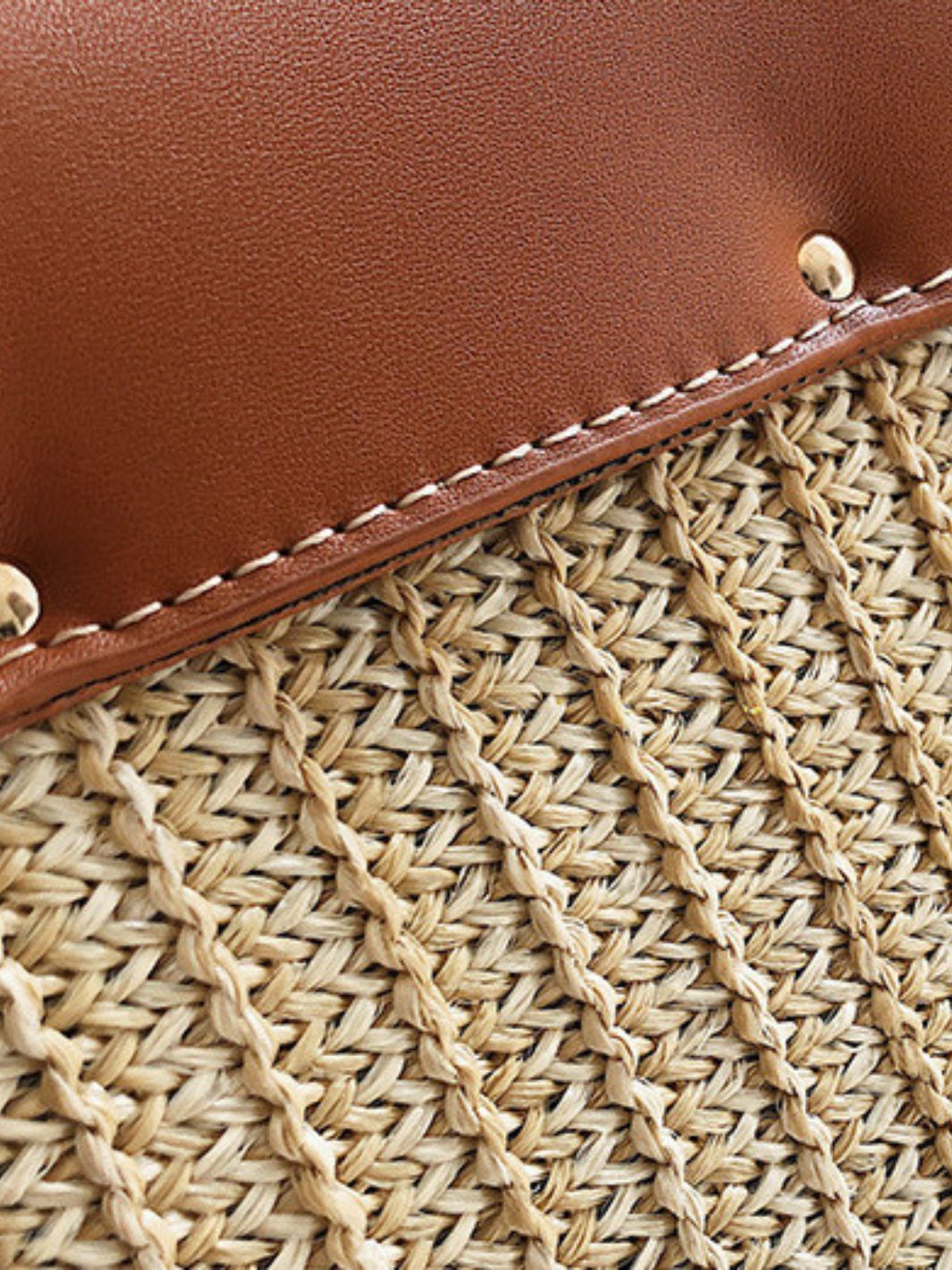 Livia | Kleine Damen-Strohtasche mit schwarzer Kunstleder-Klappe, Henkel & abnehmbarem Schultergurt – Crossbody- & Handtasche für Sommer