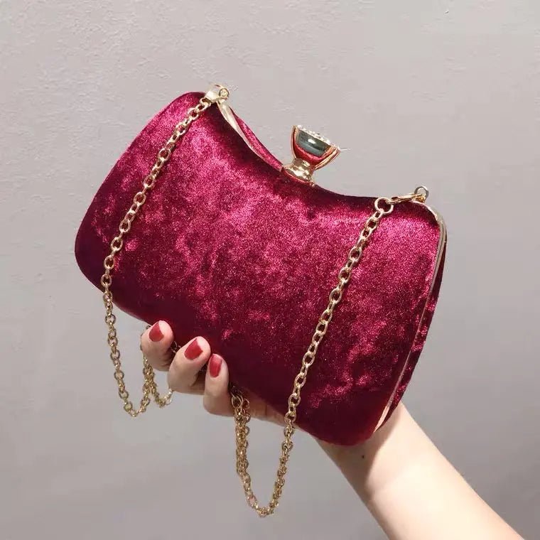 Sara | Weinrote Samt-Clutch mit Schmuckverschluss & Metallgriff – Elegante Abendtasche für Damen
