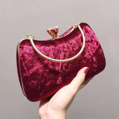 Sara | Weinrote Samt-Clutch mit Schmuckverschluss & Metallgriff – Elegante Abendtasche für Damen