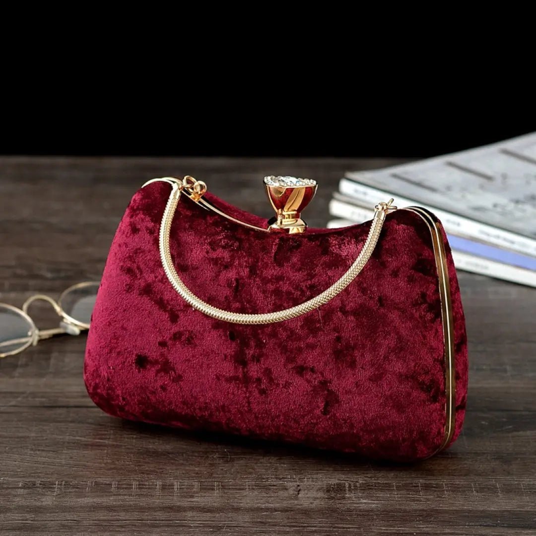 Sara | Weinrote Samt-Clutch mit Schmuckverschluss & Metallgriff – Elegante Abendtasche für Damen